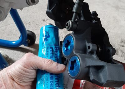 Restaurationsprojekt Yamaha R1 Thilos Bike Service Bremssättel reinigen